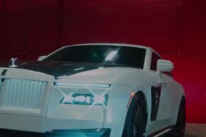 不得了帅掉渣！赛前白马王子哈登盛装出席帅气抵达球馆😲